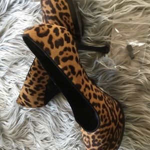 YSL suede pumps in leopard print